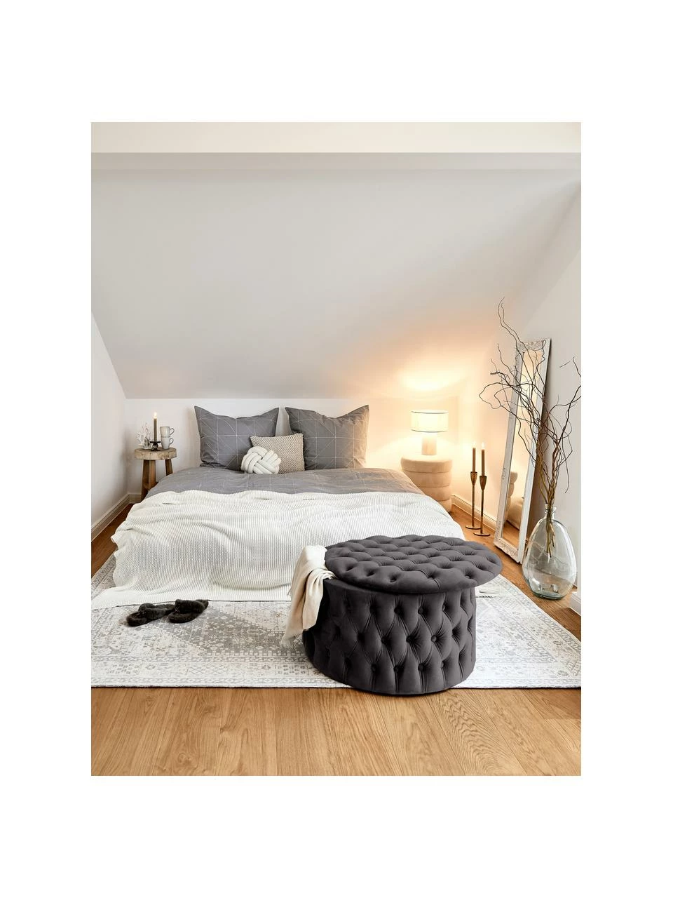 Westwing Collection Grand tabouret rond velours gris foncé avec rangement Chiara, Ø 70 x haut. 42 cm – Image 2